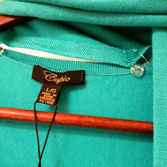 Long-sleeved sweater with detachable scarf. - Picture 3 of 6